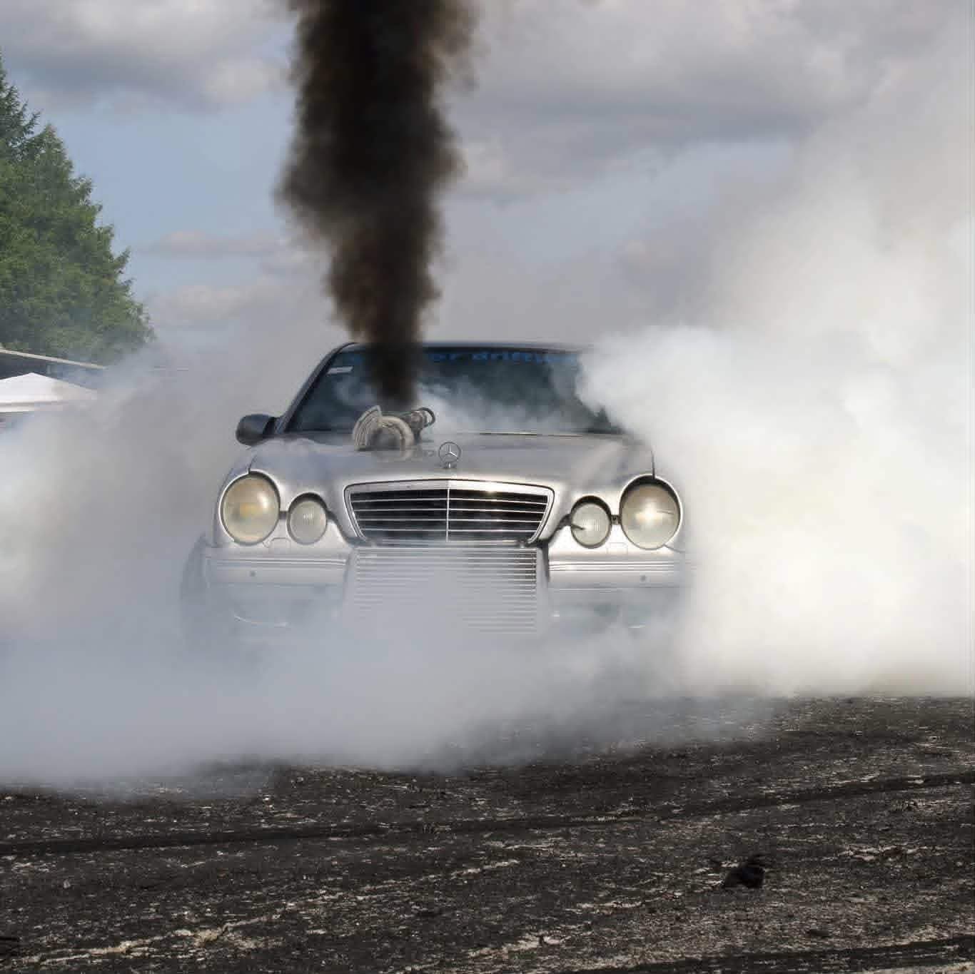 Bil der laver burnout til brændertræf